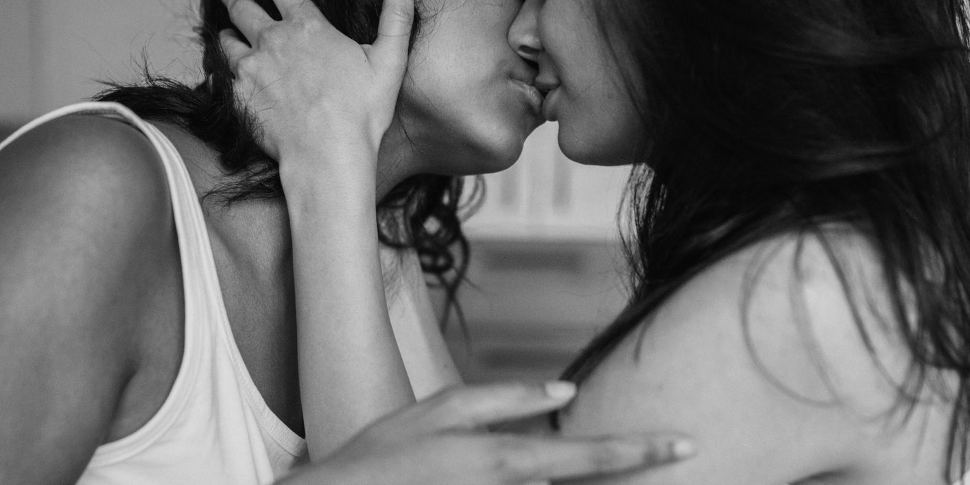 Lesbian Tribbing Kiss